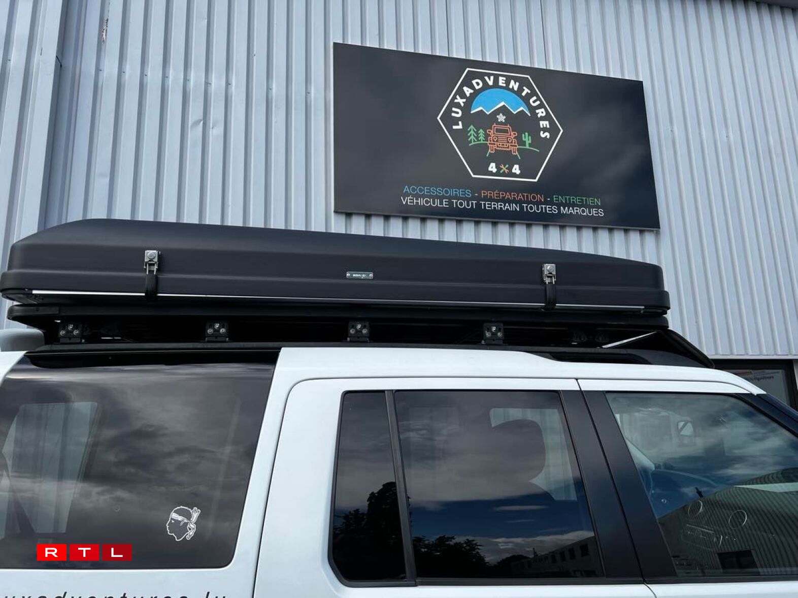 Une fois remballée, voici ce à quoi ressemble la tente de toit.