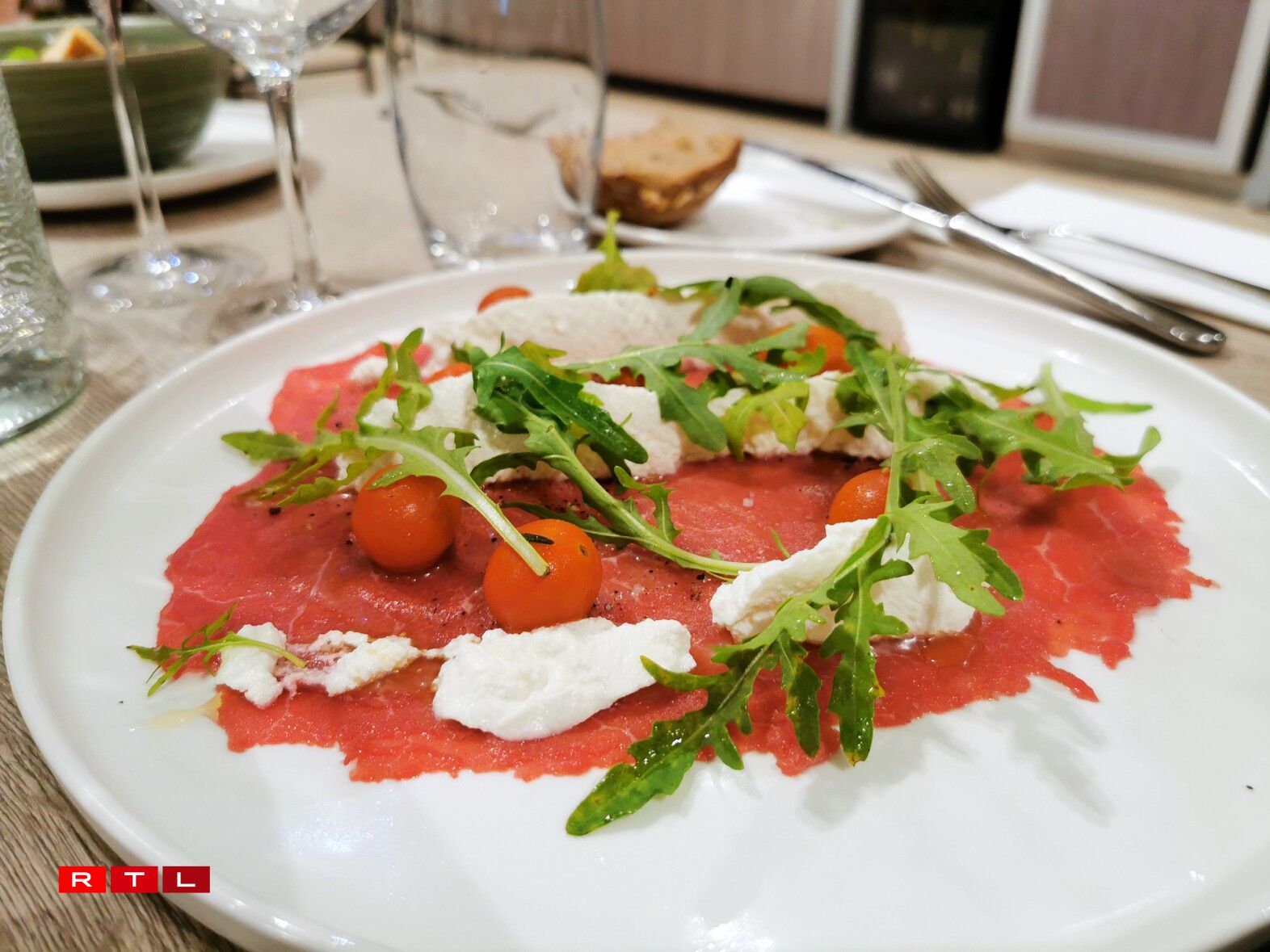 Carpaccio de boeuf, crème ricotta et tomates confites.