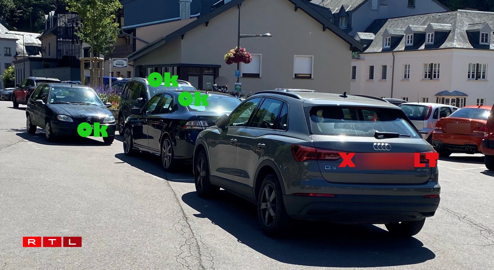Une voiture stationnée derrière les places