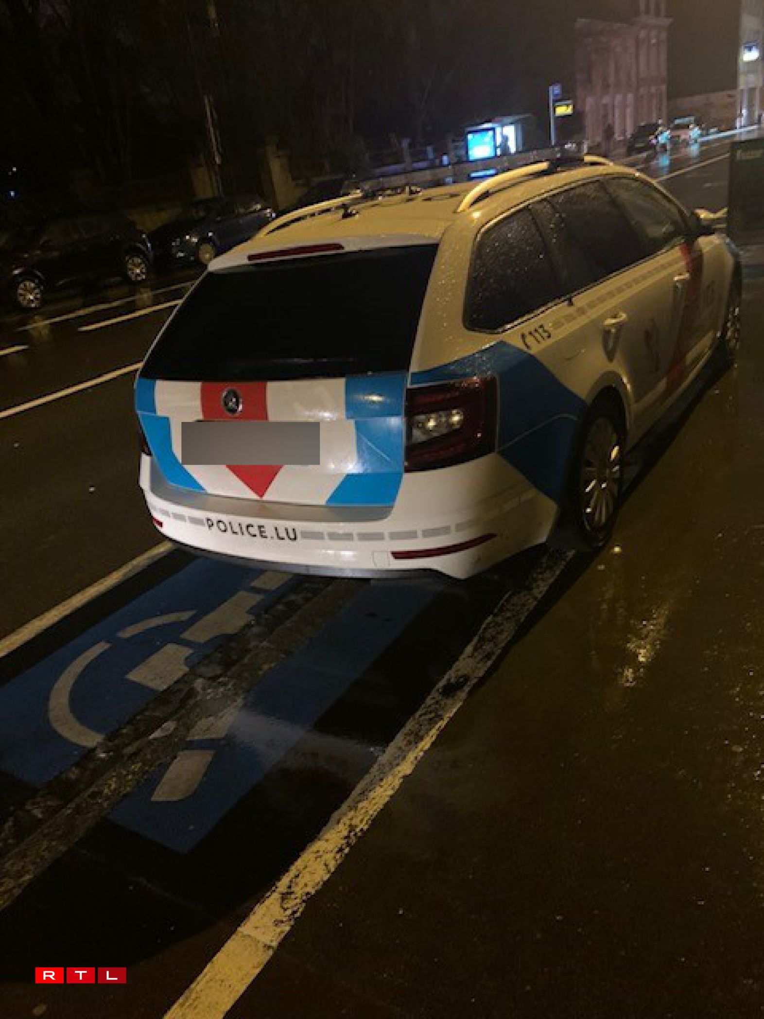 Une voiture de police stationnée sur une place réservée aux handicapés, la photo n'a pas été datée par son expéditeur