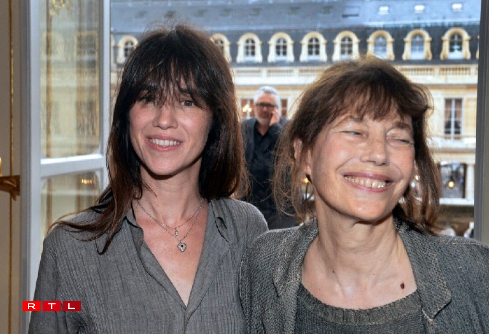 D'Charlotte Gainsbourg wäert e Film iwwer hir Mamm Jane Birkin virstellen.