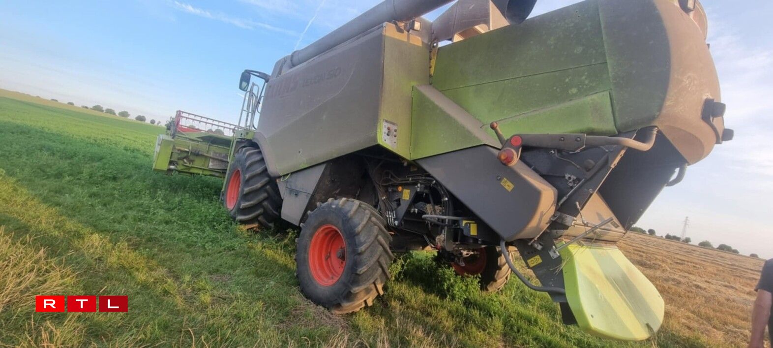 La moissonneuse-batteuse qui a déclenché l'incendie, mais qui est indemne.