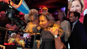 22 heures moins le quart au Mélusina, quartier général des socialistes. Paulette Lenert, tête de liste du LSAP, tombe dans les bras de Mars di Bartolomeo, un cacique du parti et, comme elle, ancien ministre de la Santé. Elle descend juste de l'estrade où -malgré le flou qui entoure encore le résultat final (11 sièges)- elle a déjà annoncé que le parti est ouvert aux discussion pour former une nouvelle coalition avec le CSV. Pour la première fois de sa vie, elle est élue députée.