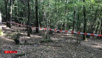 E Sécherheetsperimeter gouf an Deeler vum Bësch ronderëm den Tunnel opgeriicht.