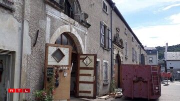 Iwwert zwee vun den dräi Portaler, déi iwwregens aus der Zäit vum 30-jährege Krich stamen, gesäit een d'Wope vun der Famill Beck. De Jean de Beck war deemools Gouverneur vu Lëtzebuerg.