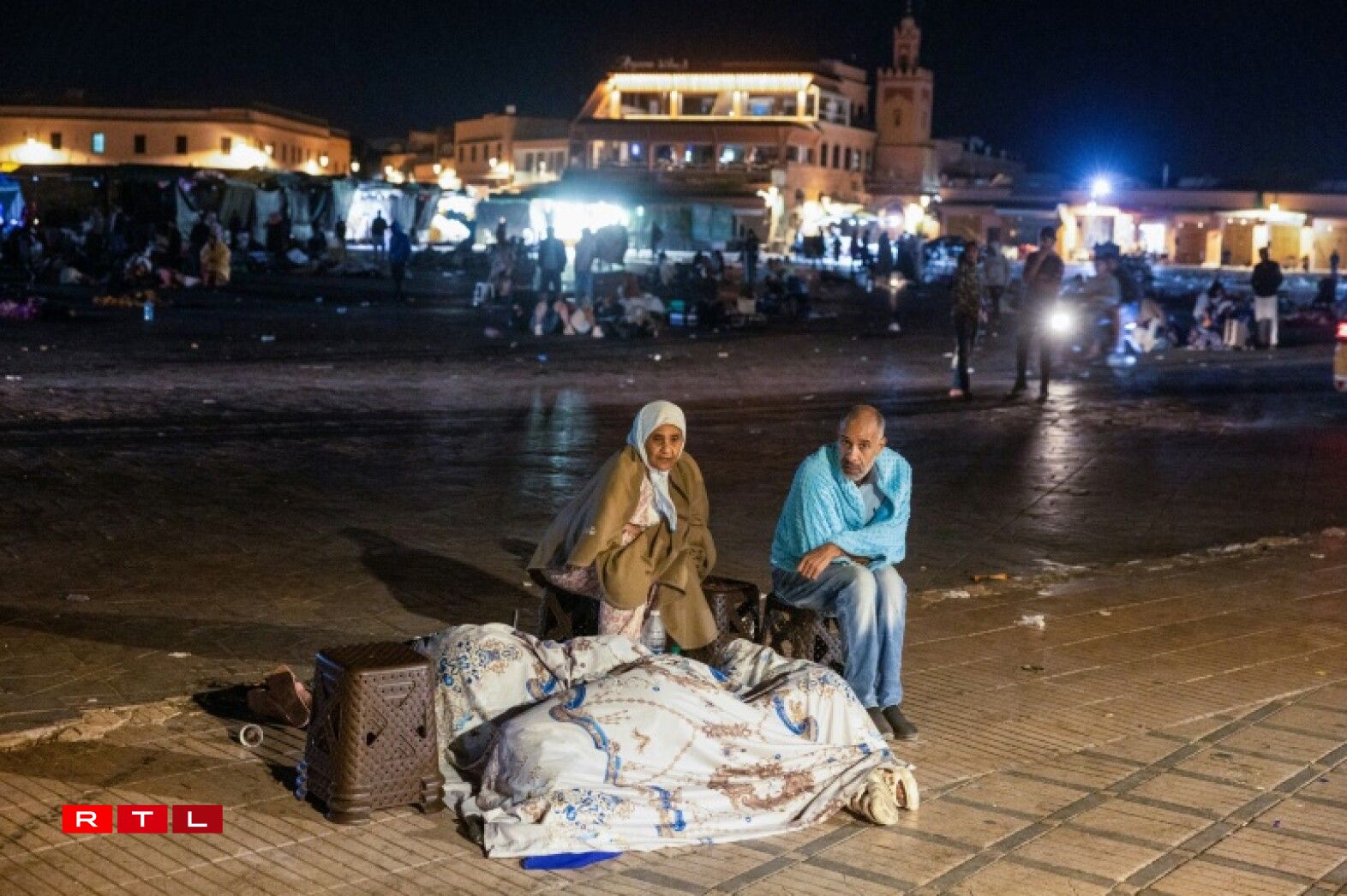 Des habitants de Marrakech passent la nuit dehors après un violent séisme, le 9 septembre 2023