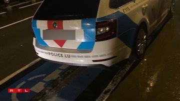 Une voiture de police stationnée sur une place réservée aux handicapés, la photo n'a pas été datée par son expéditeur