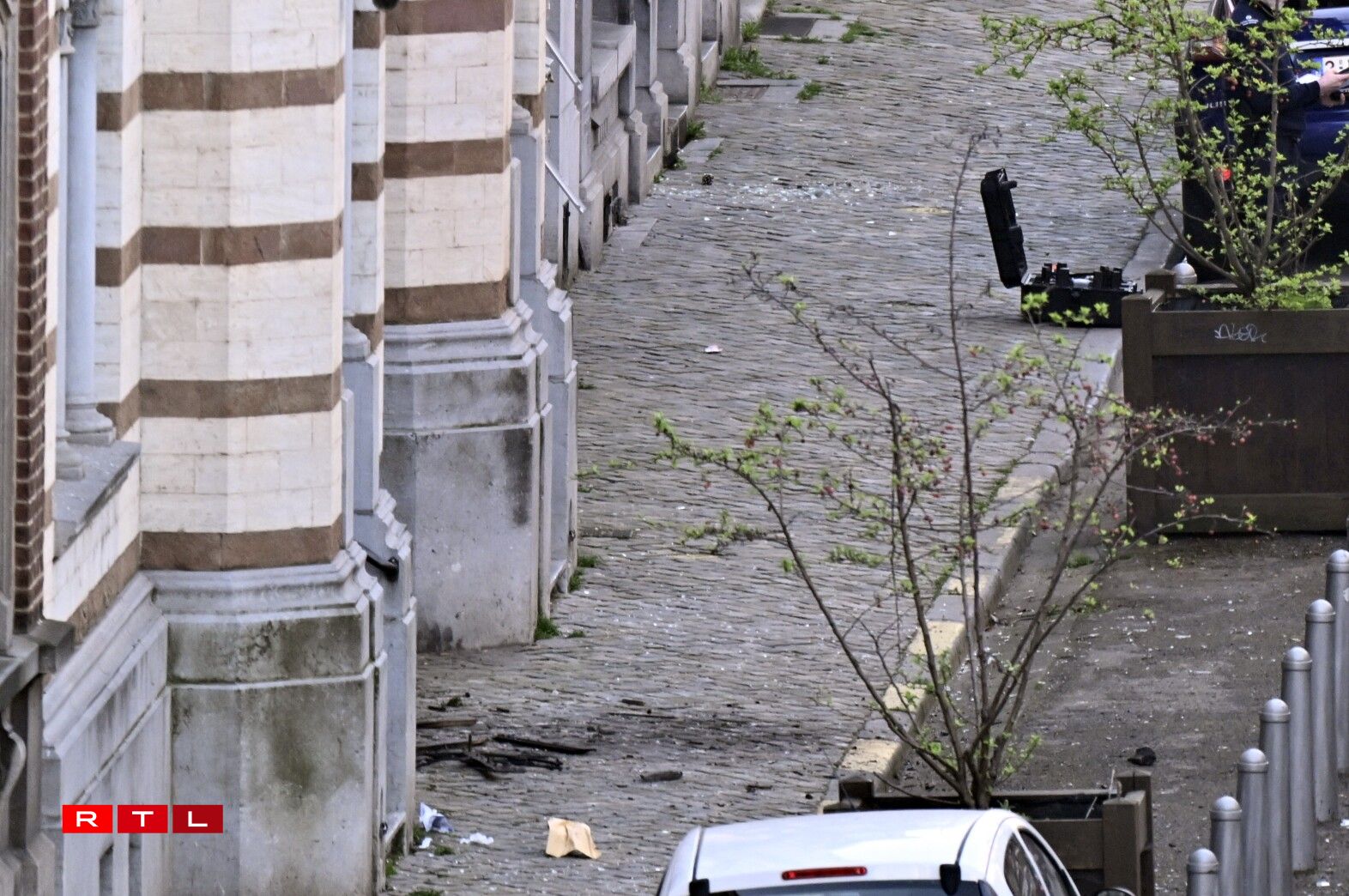 Fotoen no der Explosioun virun enger Synagog zu Léck den 9. Mäerz 2026.