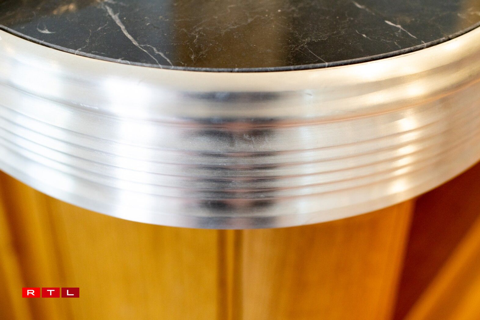 Un comptoir en zinc et marbre