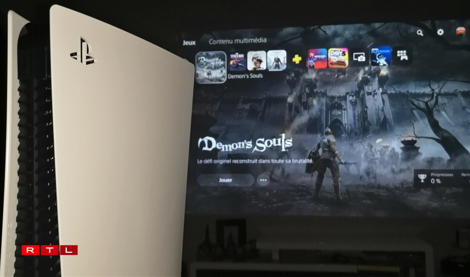 Demon's Souls, un jeu action-RPG très exigeant, est la grande exclusivité disponible au lancement de la console.