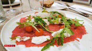 Carpaccio de boeuf, crème ricotta et tomates confites.