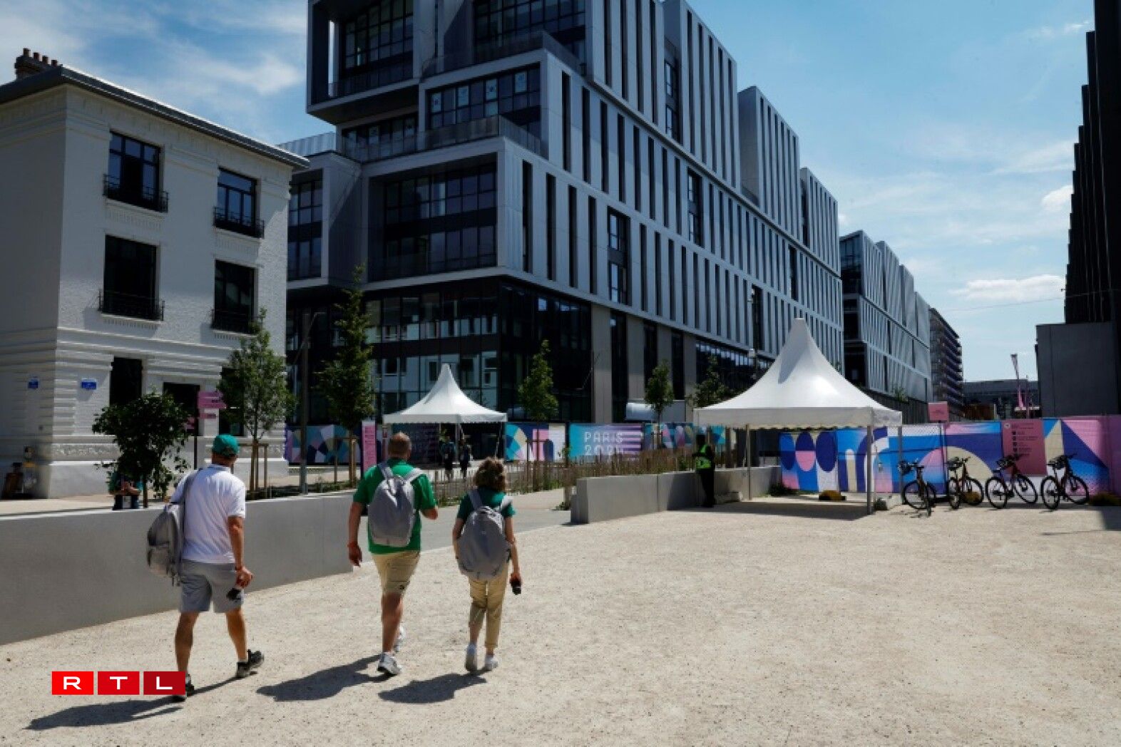 Nach 8 Deeg bis d'Ouverture: D'Olympescht Duerf zu Saint-Dénis am Norde vu Paräis.