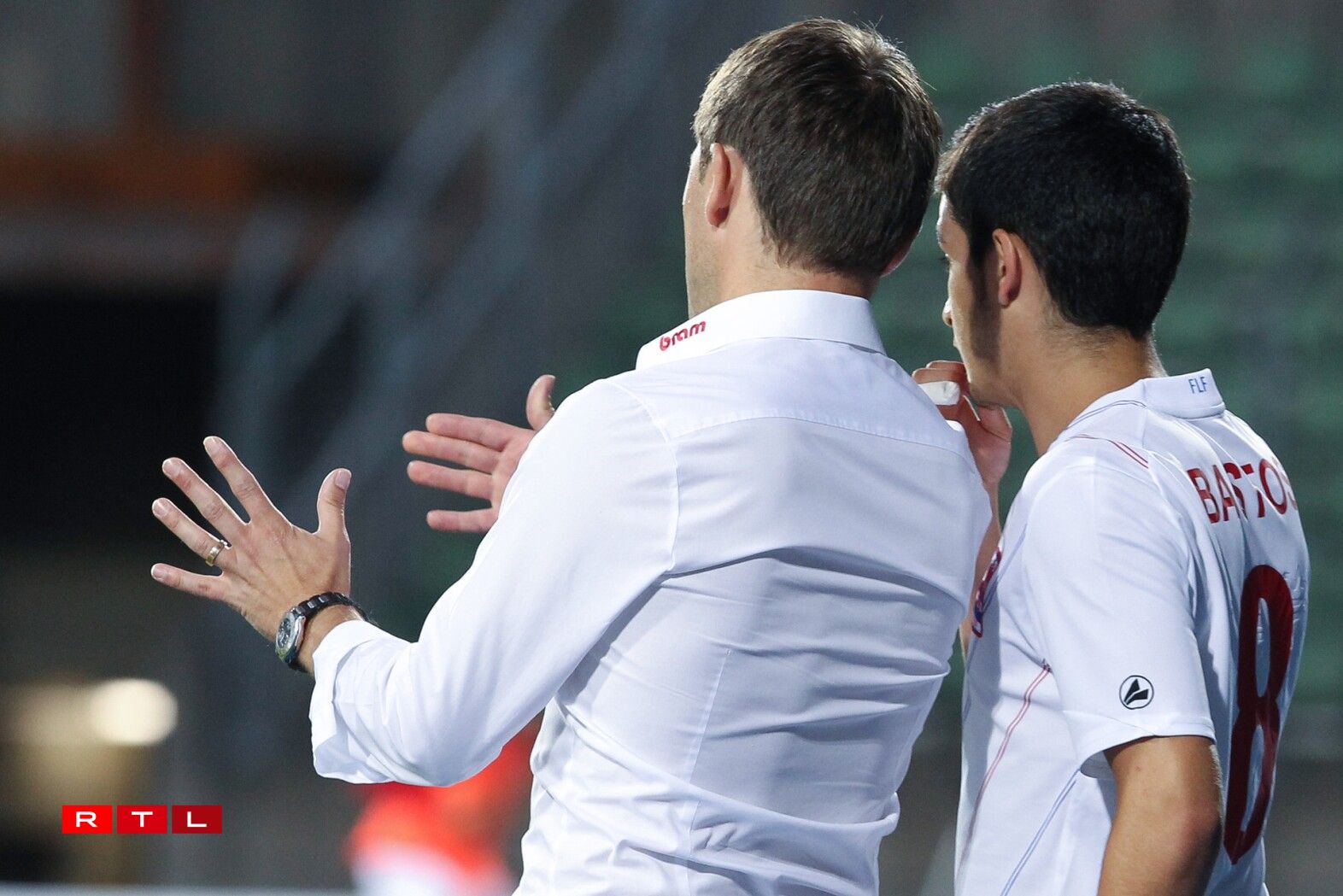 De Luc Holtz gëtt dem deemolegen Nationalspiller Yannick Bastos Uweisunge wärend der 2:1-Victoire géint Litauen.
