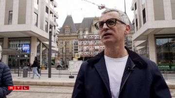 De Shahram Agaajani virum Royal Hamilius mam ale Hotel de la Poste am Hannergrond.