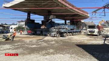 E Samschdeg gouf dee leschten Deel vun der aler Bréck oftransportéiert.