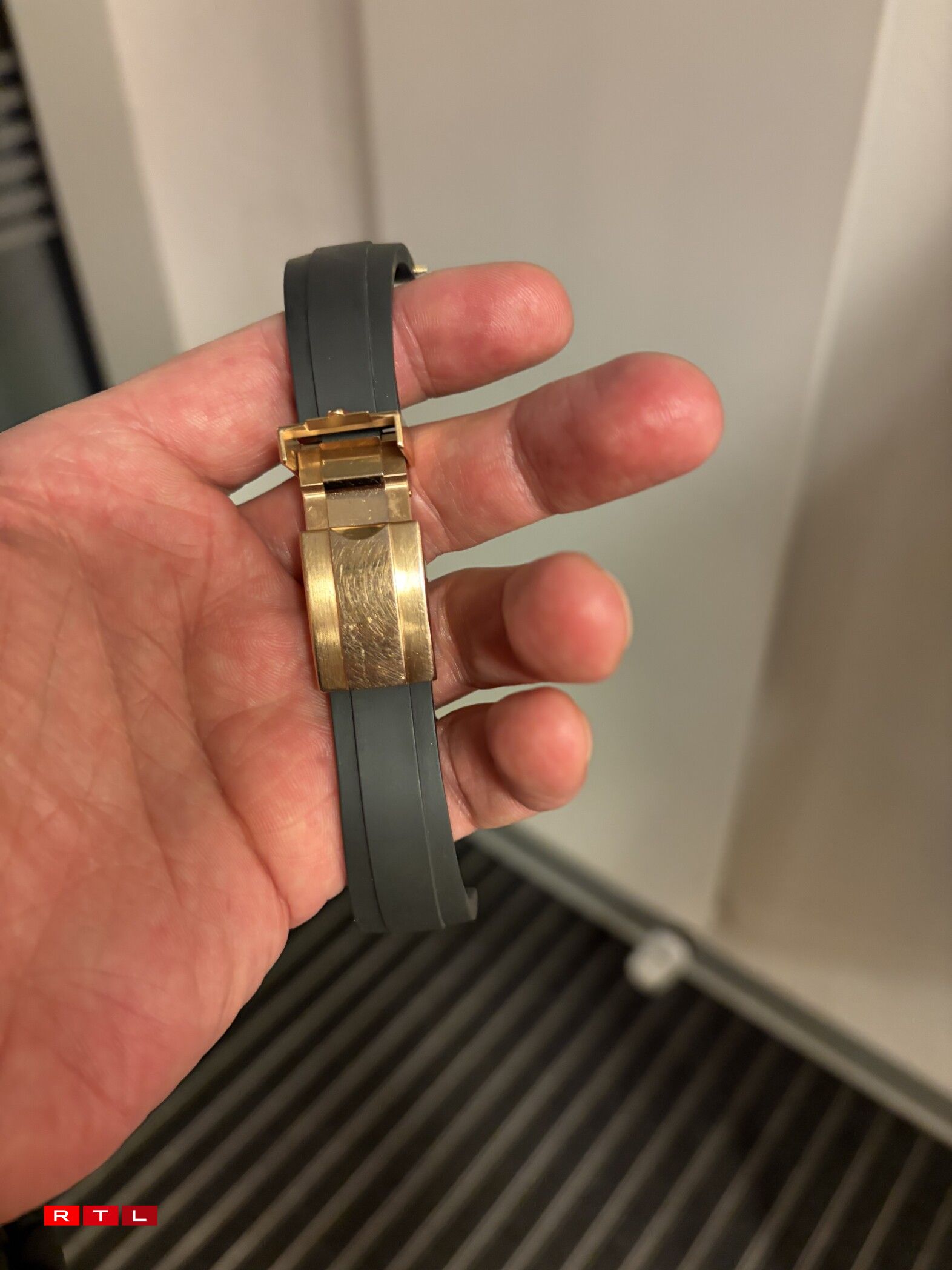 Nodeems den Täter d'Auer vum Handgelenk gerappt huet, ass just d'Band iwwreg bliwwen.