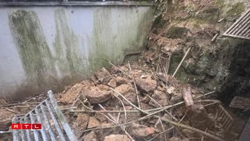 An der Nuecht vum 13. op de 14. Januar 2026 sinn an der Montée de la Pétrusse am Gronn Steng vun enger Fielswand hannert Haiser erofgefall.