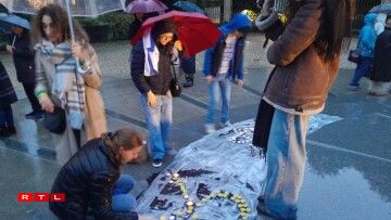 Op der Place Clairefontaine hunn d'Leit den Affer vum 7. Oktober geduecht.