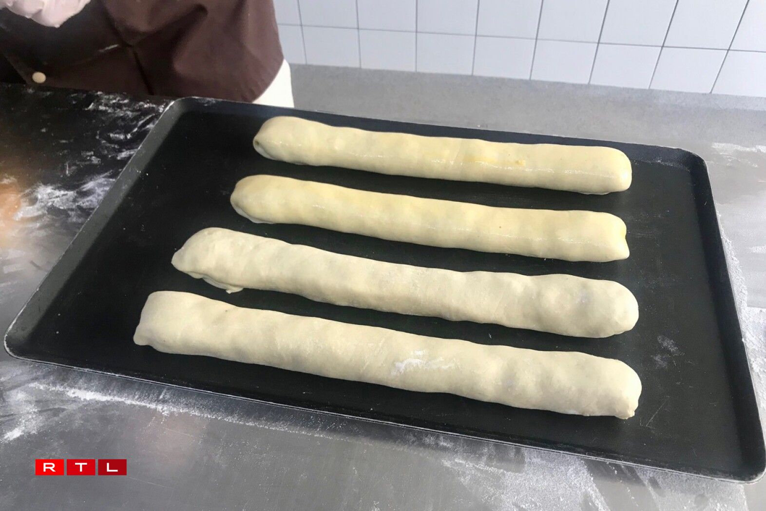 La pâte est roulée autour et celée avec du jaune d'oeuf.