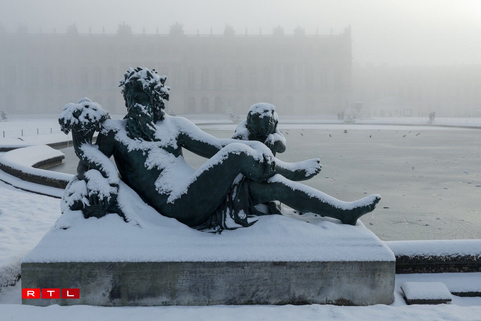 La neige recouvre une statue près du bassin nord dans les jardins de Versailles.