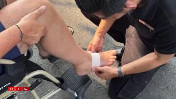 Le pied du Luxembourgeois est soigné dans les rues de Bangkok avant d'aller à l'hôpital