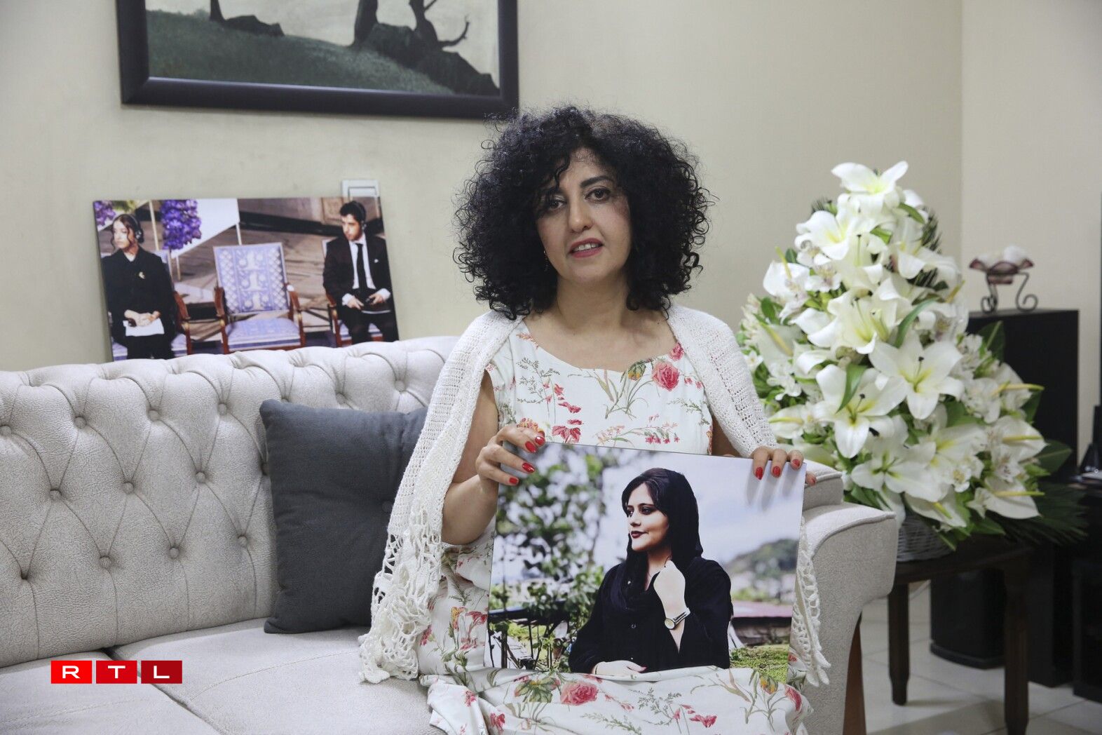 2023: Déi iranesch Fraerechtsaktivistin Narges Mohammadi, déi am Prisong ass, kritt de Präis fir