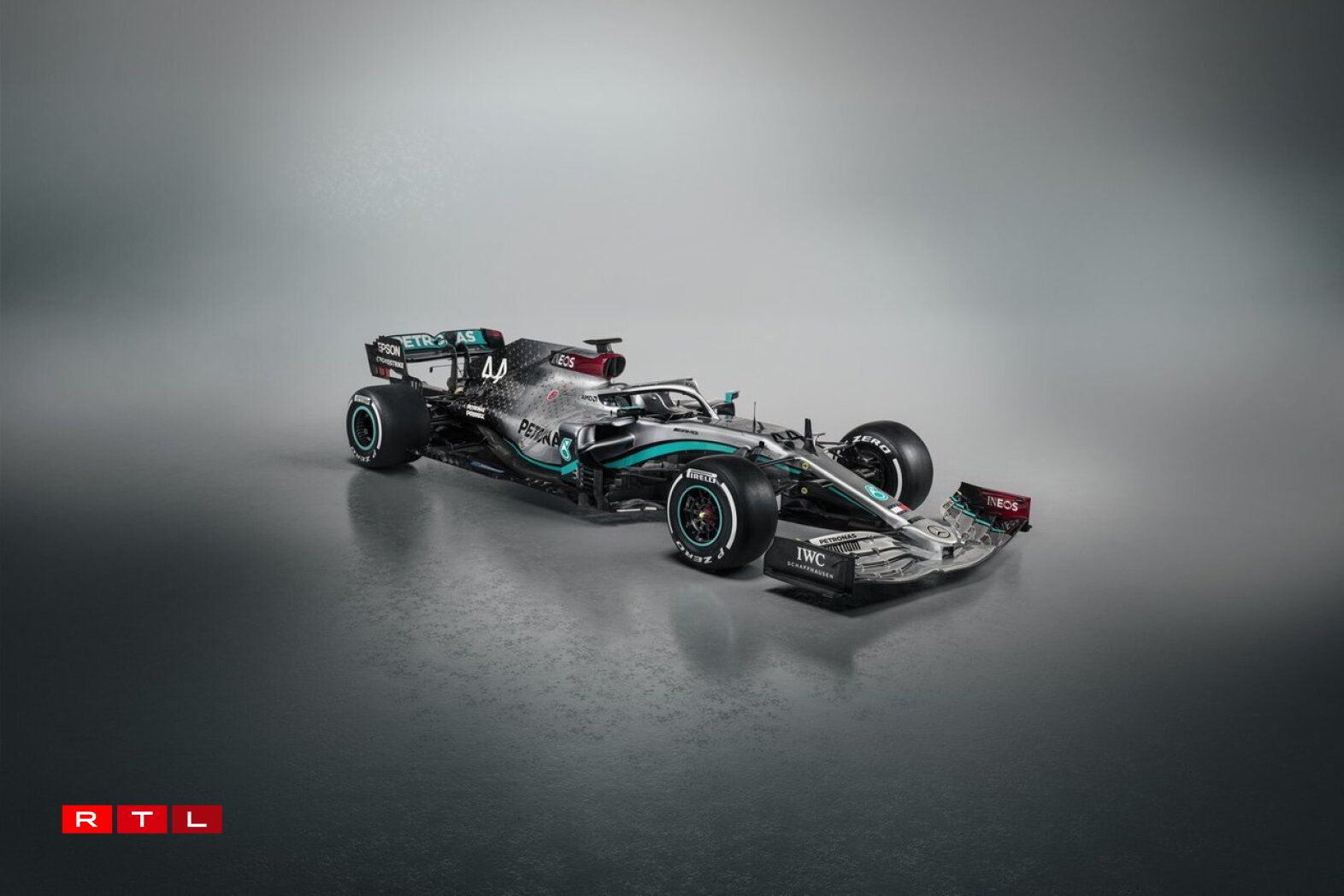 Mercedes AMG F1: Vun de Faarwen hier kee grousse Changement? Dach! Den neie Sponsor bréngt elo e bëssi Rout an de gro-schwaarz dominéierten Design.
