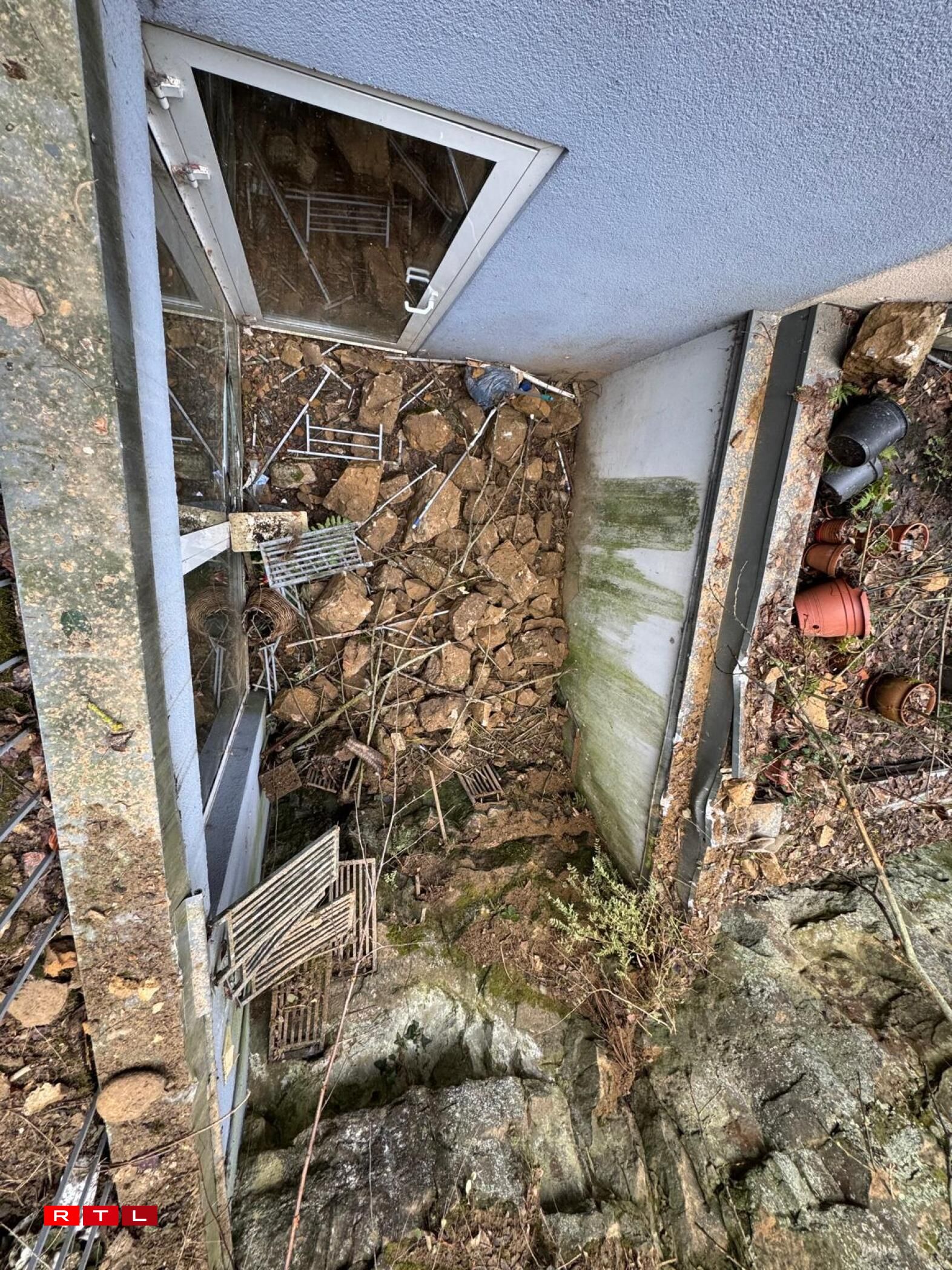 An der Nuecht vum 13. op de 14. Januar 2026 sinn an der Montée de la Pétrusse am Gronn Steng vun enger Fielswand hannert Haiser erofgefall.