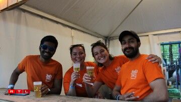 Anupam, Marion, Cathy et Mengod heureux d'avoir fait des rencontres et animé une des buvettes le vendredi soir.