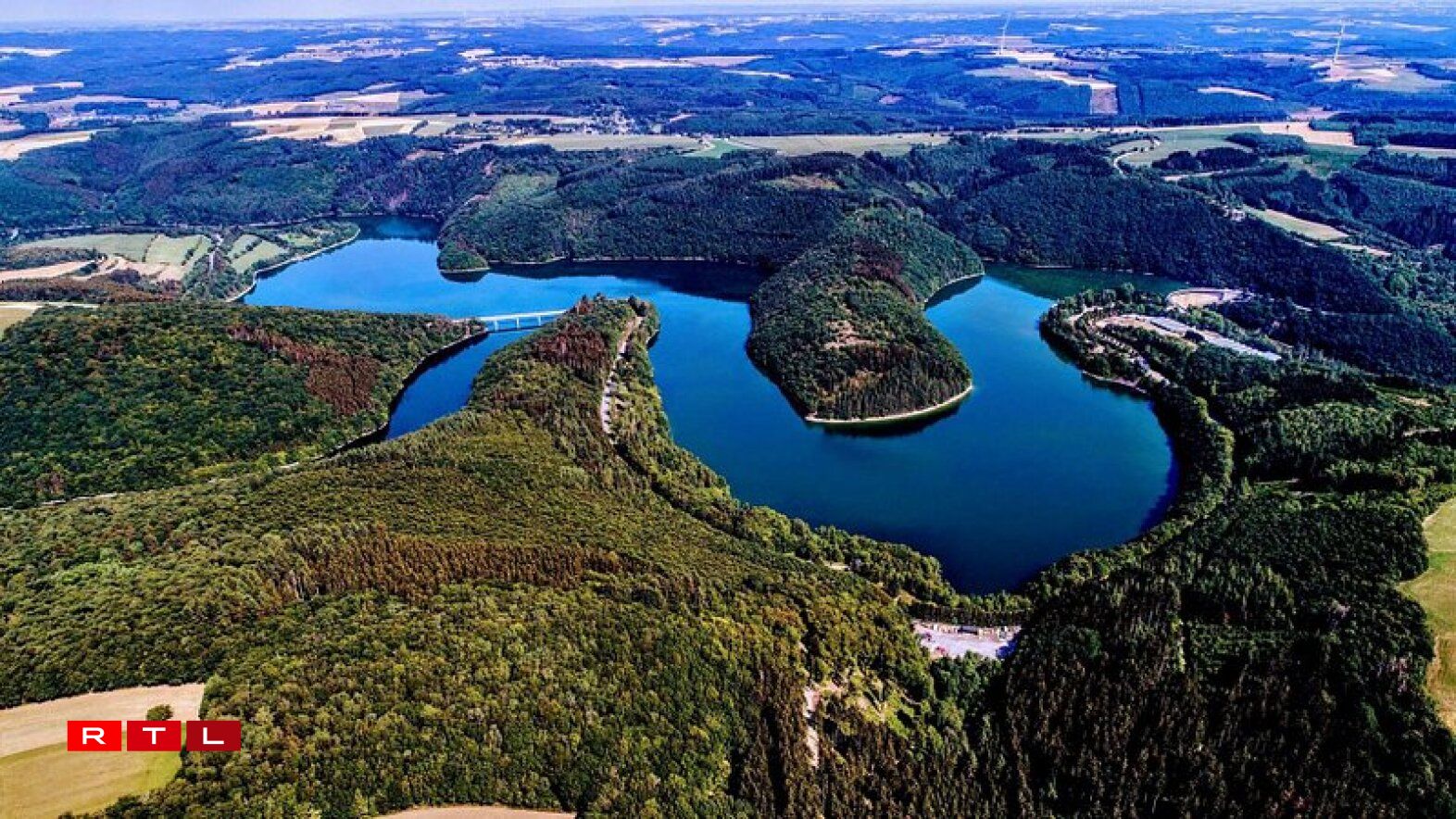 Une photo aérienne du lac de la Haute-Sûre