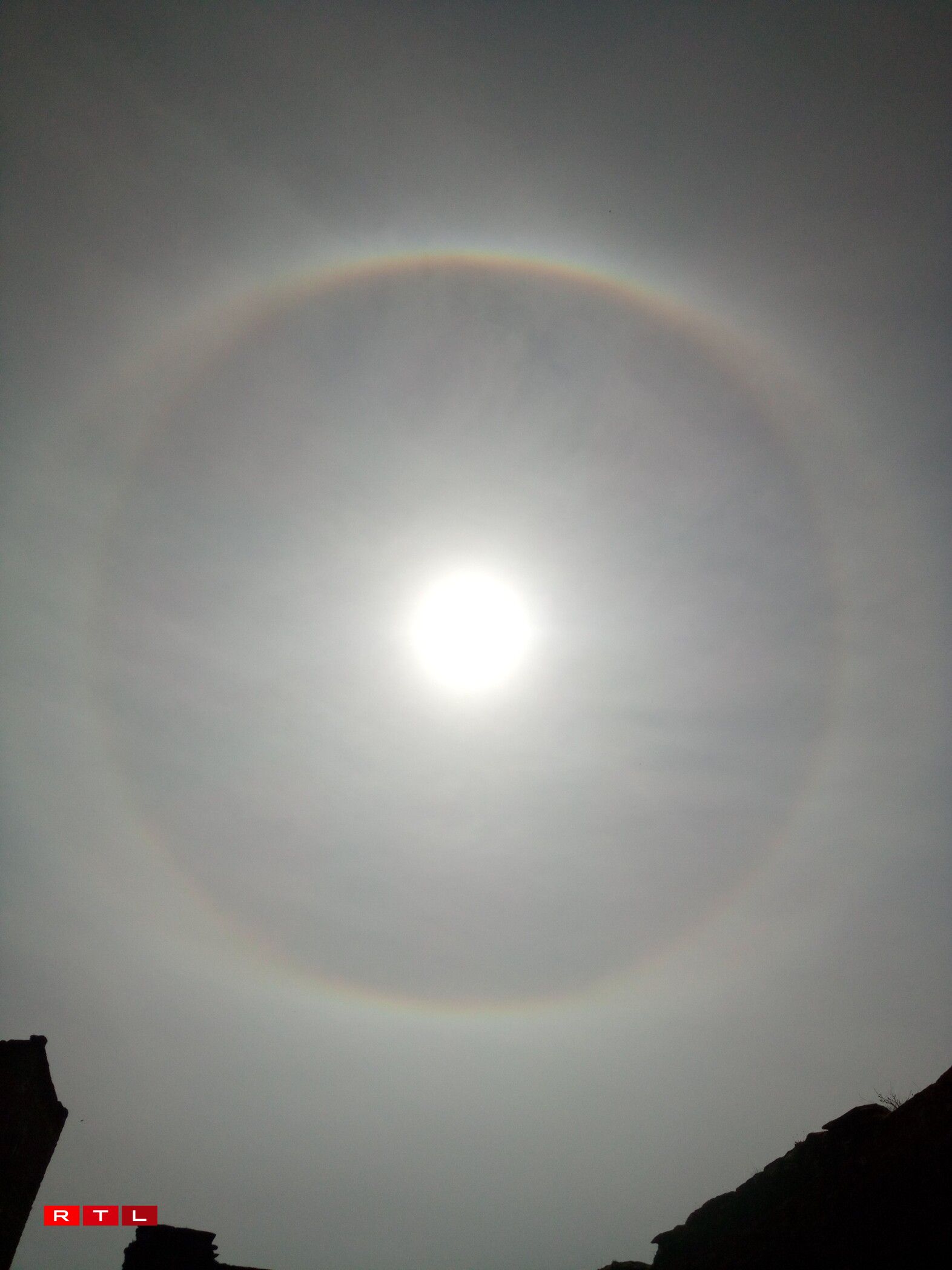 Kreesronn steet den Halo ronderëm d'Sonn.