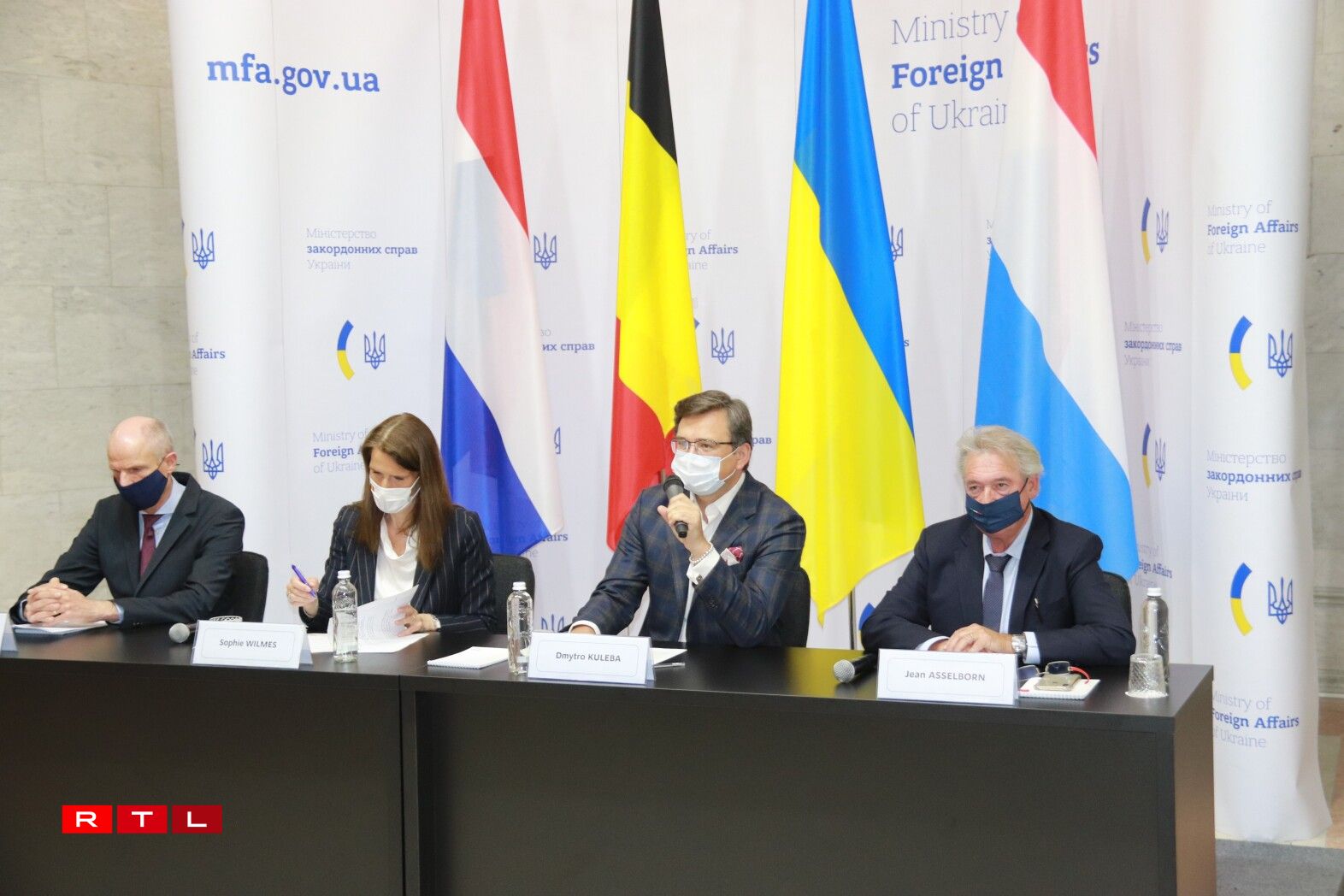 Conférence de presse : Stef Blok, ministre des Affaires étrangères des Pays-Bas; Sophie Wilmès Vice-première ministre, ministre des Affaires étrangères de la Belgique; Dmytro Kuleba, ministre des Affaires étrangères de l'Ukraine; Jean Asselborn