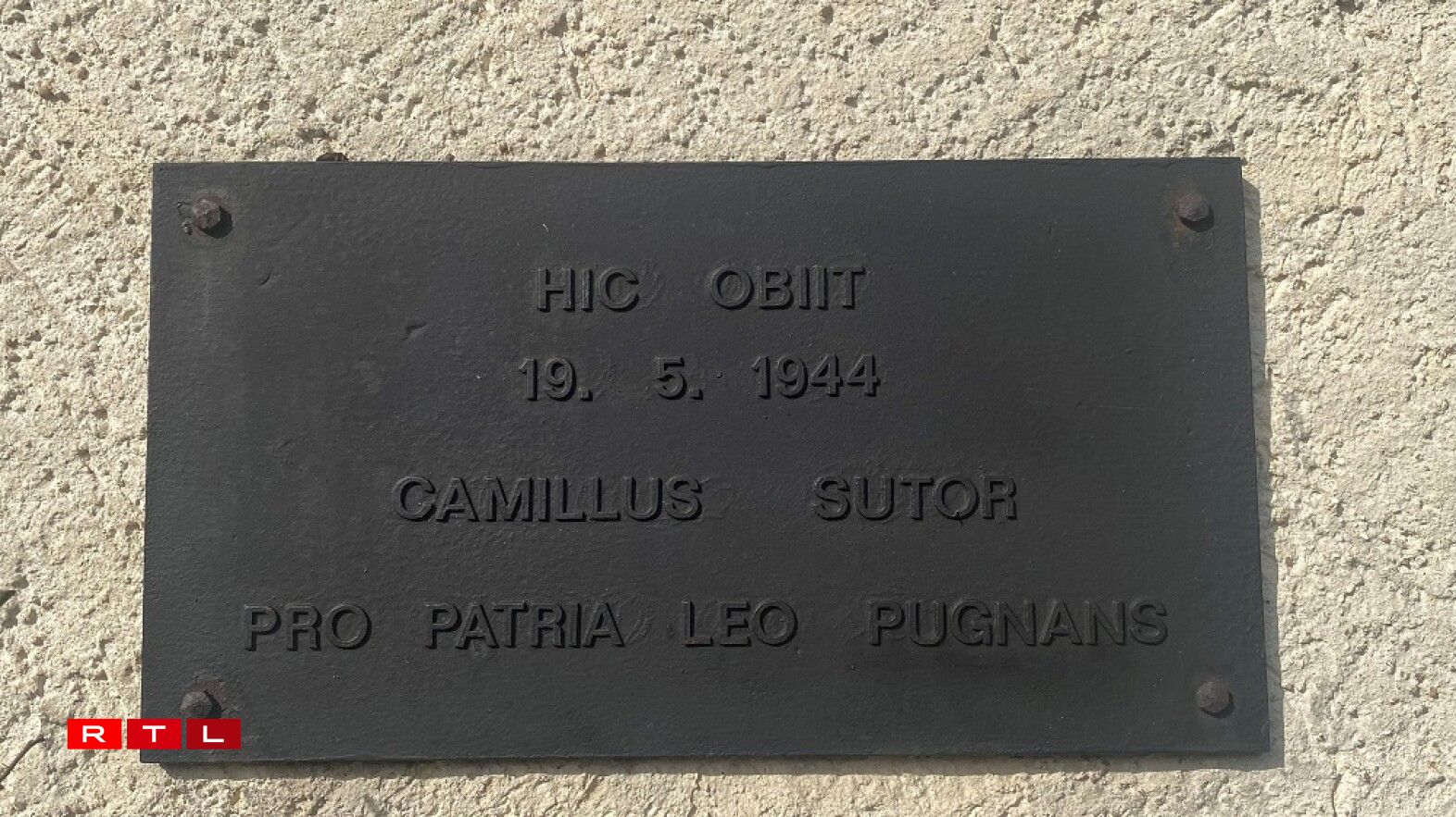 D’Commémoratiounsplaque vun 1984 am Haff vun der Famill Sutor zu Iermsdref.