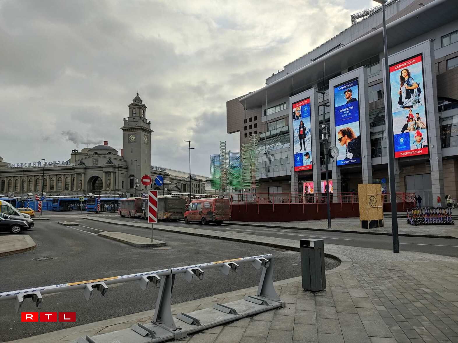 Shopping Mall nieft der Kiew Gare, Reklammen-Affiche fir Kleeder vun der russescher Olympesch Ekipp. De Slogan: