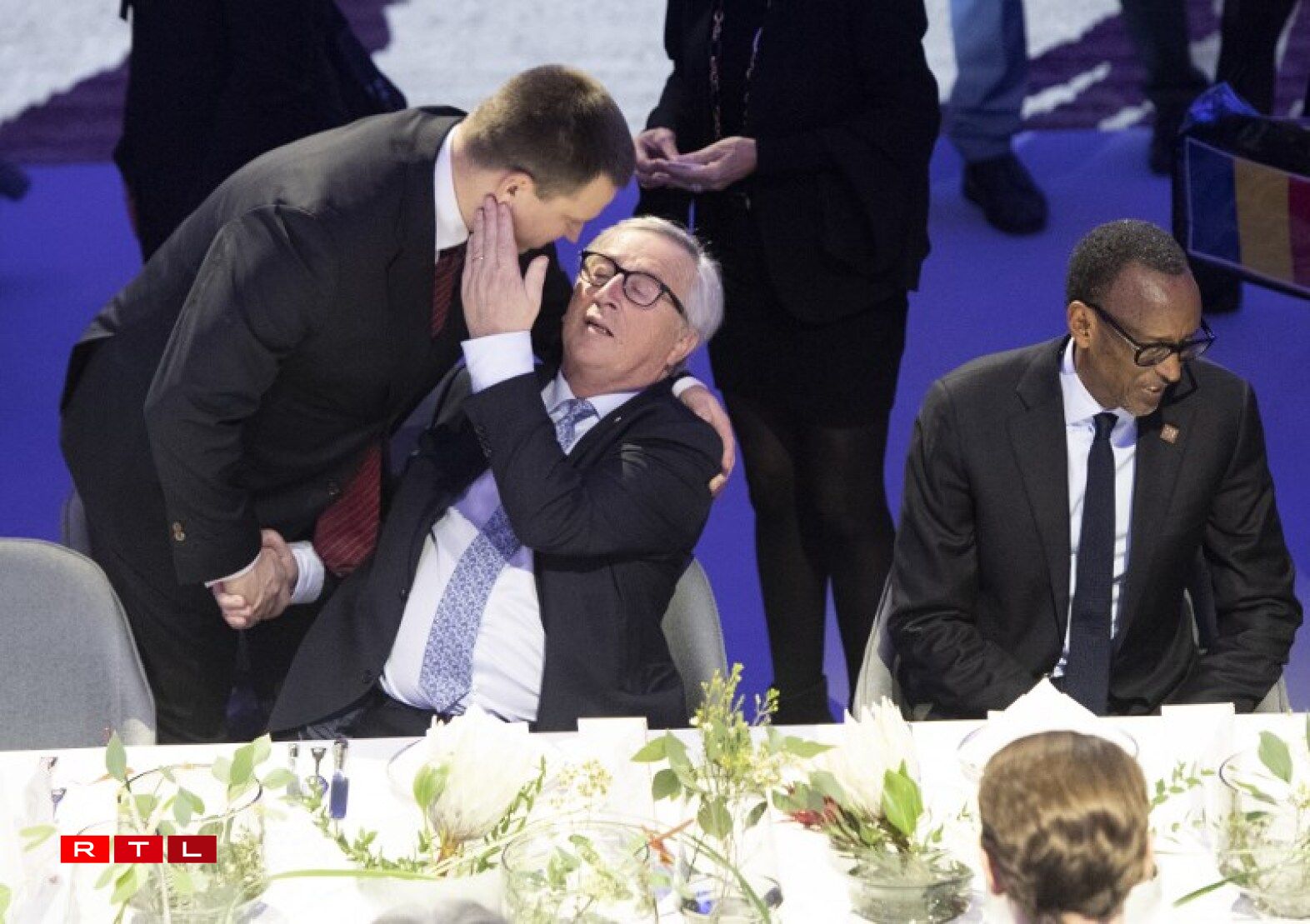 Juncker serre la main à Juri Ratas, Premier ministre de l'Estonie à un dîner organisé par le