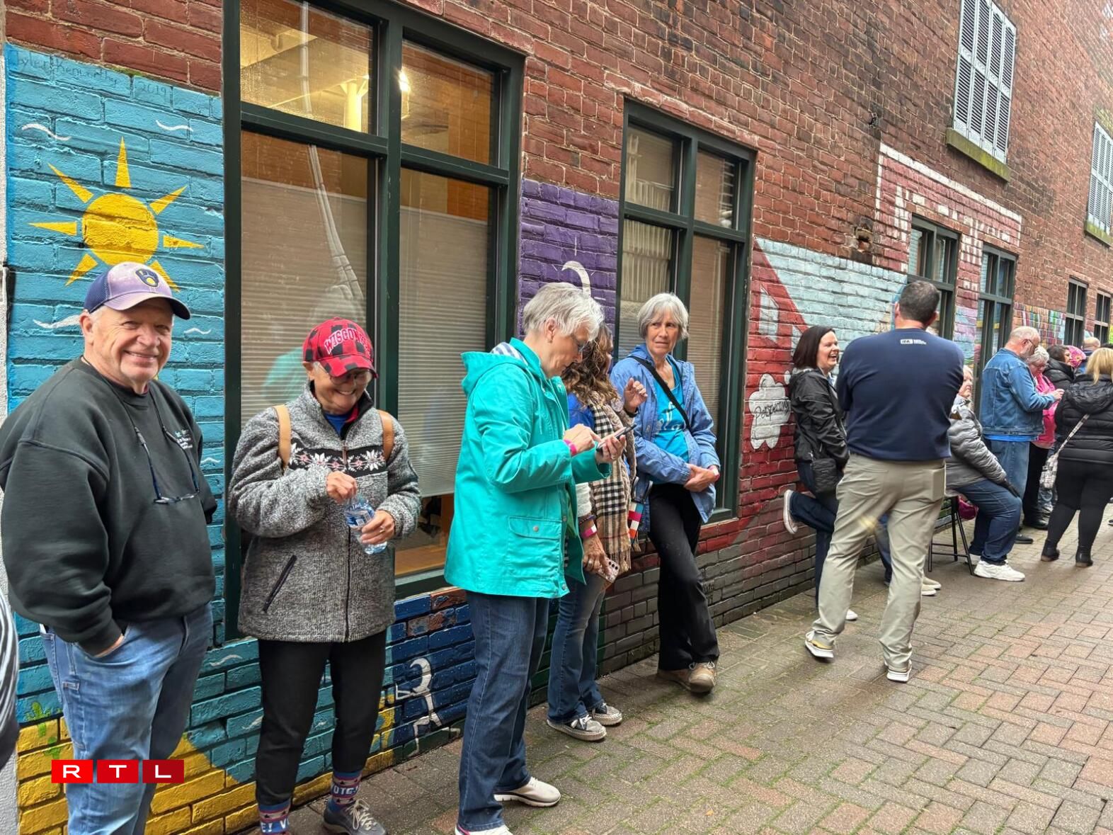 An der Schlaang, fir dem Tim Walz nozelauschteren ...