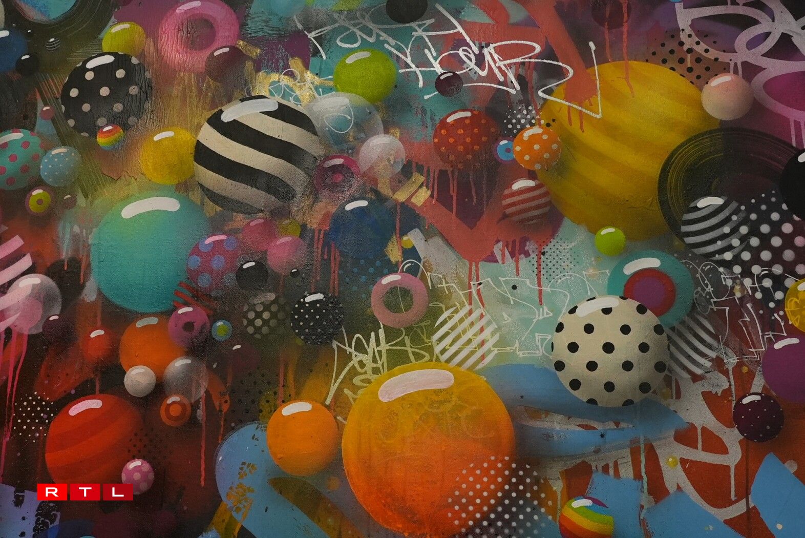 Positive slogans and strong colours are Sumo's trademark.