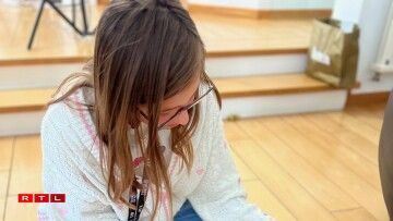 D'Juno huet all Frëndschaftsbännercher gehalen, déi si um Concert mat anere Swiftie getosch huet.