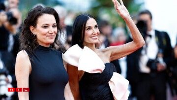 Déi franséisch Regisseurin Coralie Fargeat (l) an d'US-Schauspillerin Demi Moore (r). D'Coralie Fargeat huet de Präis fir dat beschten Dréibuch fir