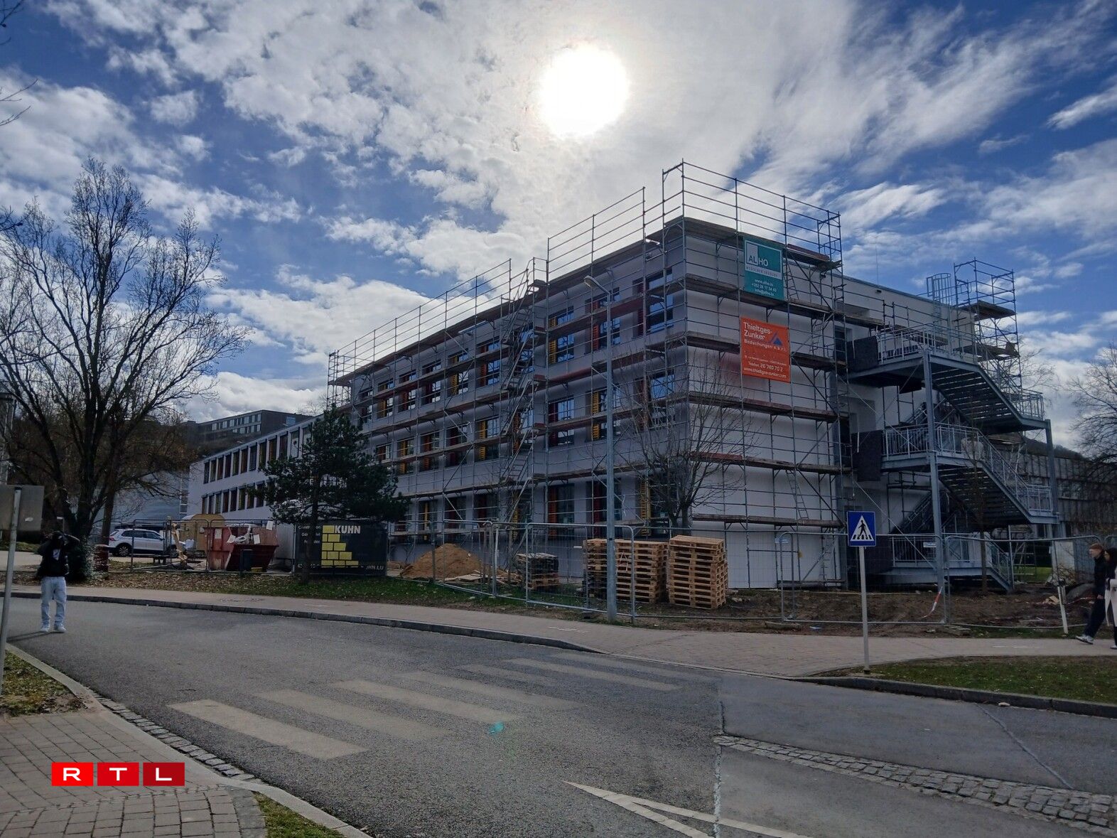 Am Idealfall plënnert den Norstadlycée scho fir Ouschteren aus der Sauerwiss an deen neie Containerbau nieft der Hotelsschoul.
