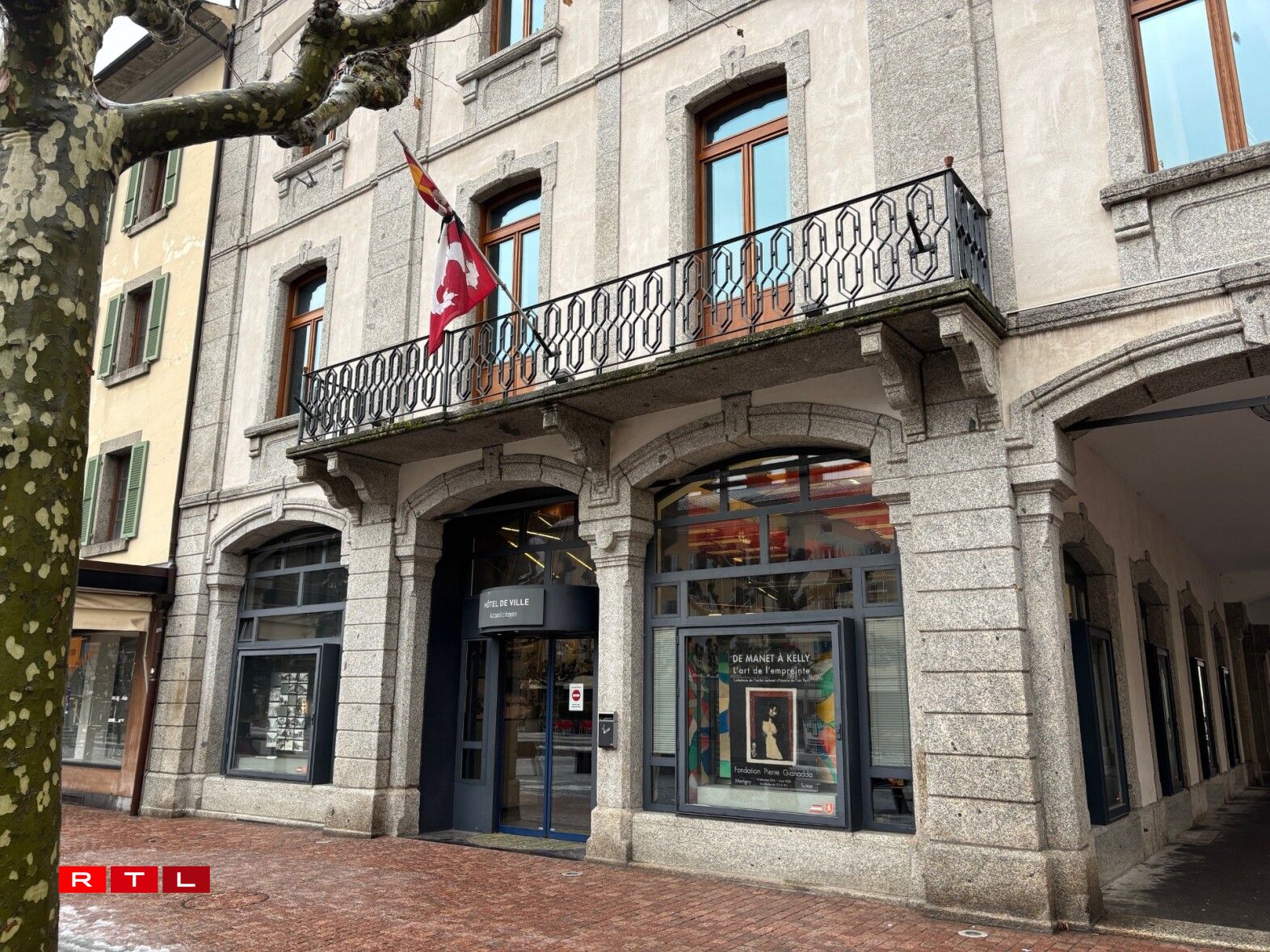 Zur Zäit vun der Trauerfeier ware wéineg Leit an de Stroossen vu Martigny.