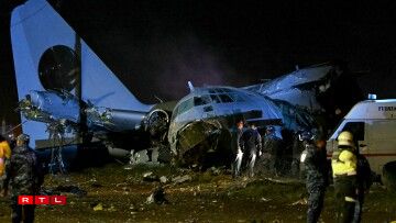 De 27. Februar 2026 ass e Militärfliger, dee mat Boergeld vun der bolivianescher Zentralbank beluede war, net wäit vum Fluchhafen El Alto erofgefall.