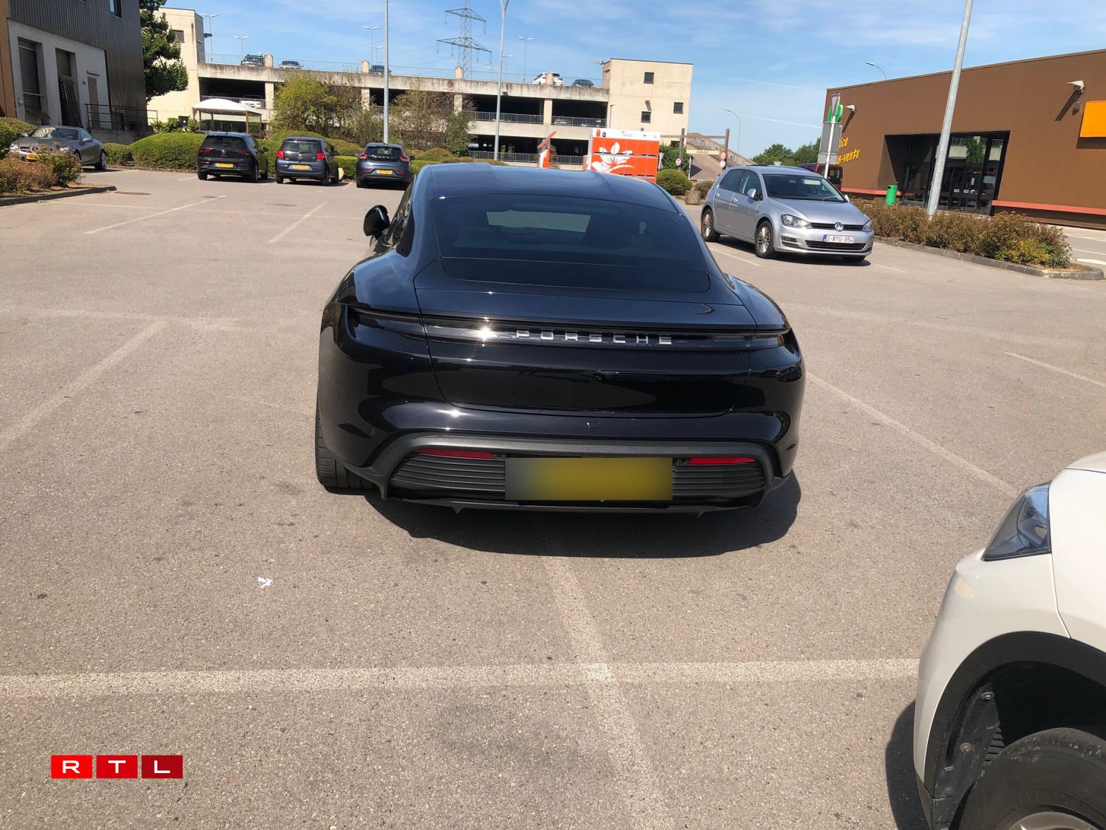 Une Porsche mal stationnée sur le parking de la Belle Etoile à Bertrange le 8 août 2022