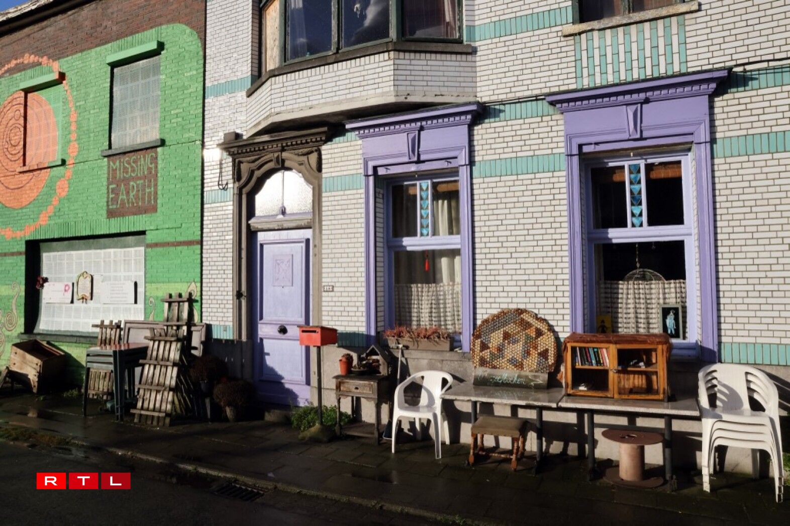 Une maison abandonnée et son mobilier.