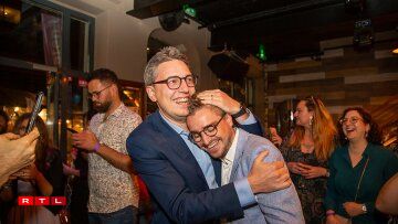 Explosion de joie chez les Pirates. Sven Clement, le chef du navire, exulte en serrant fort contre lui Ben Polidori. En remportant un siège dans le Nord, le jeune