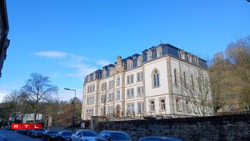 Dat fréiert Pensionat an der Rue de l'hopital ass mëttlerweil eng Maison relais fir ronn 300 Kanner.