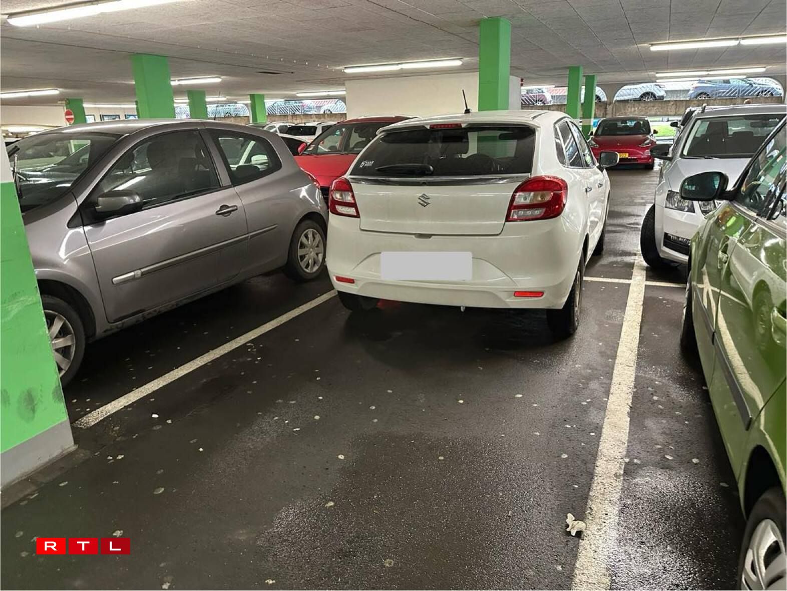 Ces automobilistes ont une (très) mauvaise perception des lignes blanches.