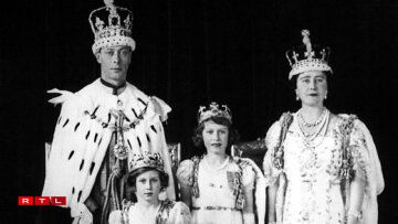 De Kinnek Georg VI. mat senger Fra der Kinnigin Elizabeth, fréier Grand-Duchesse vu York an hiren Duechteren Prinzessin Elizabeth a Margaret, den 12.04.1937, no der Kréinung vum Kinnek zu London.