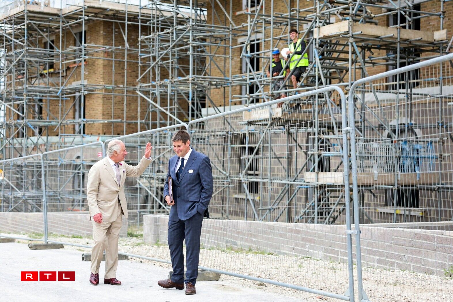 De Kinnek Charles bei enger Visitt zu Poundbury.