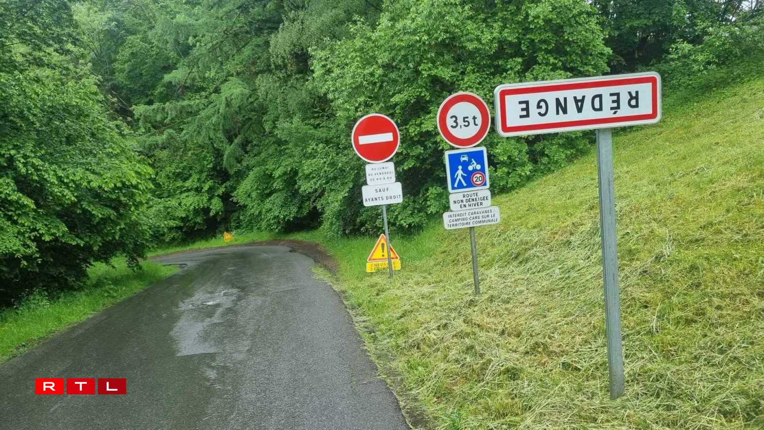 L'entrée de la rue de la Côte à Rédange, depuis la liaison Micheville - Tiercelet.